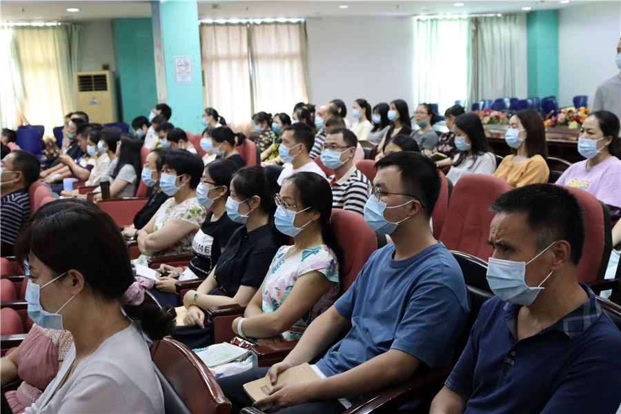 参会人员认真聆听.jpg