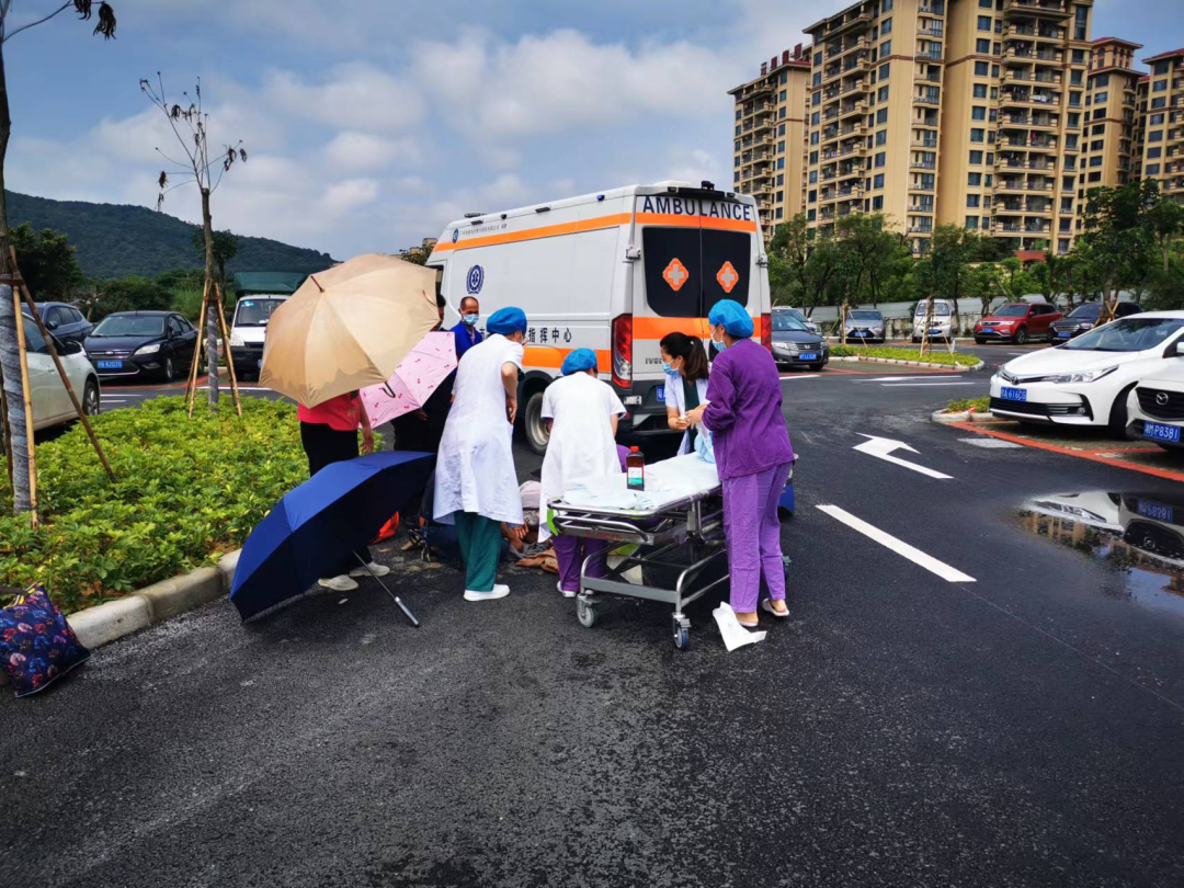 孕妇急产!医院停车场搭起“临时产房”